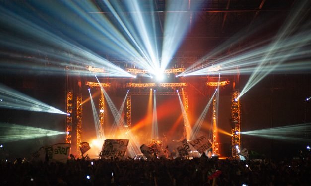 La 25 sobrevoló el Estadio Malvinas Argentinas con su rock